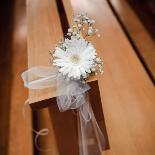 Banc église « Gerbera & tulle » <br> Réf : DE001