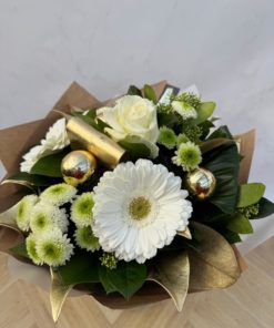 Alternative view of Bouquet de Noël Roses Blanches  <br> Ref : BQN005